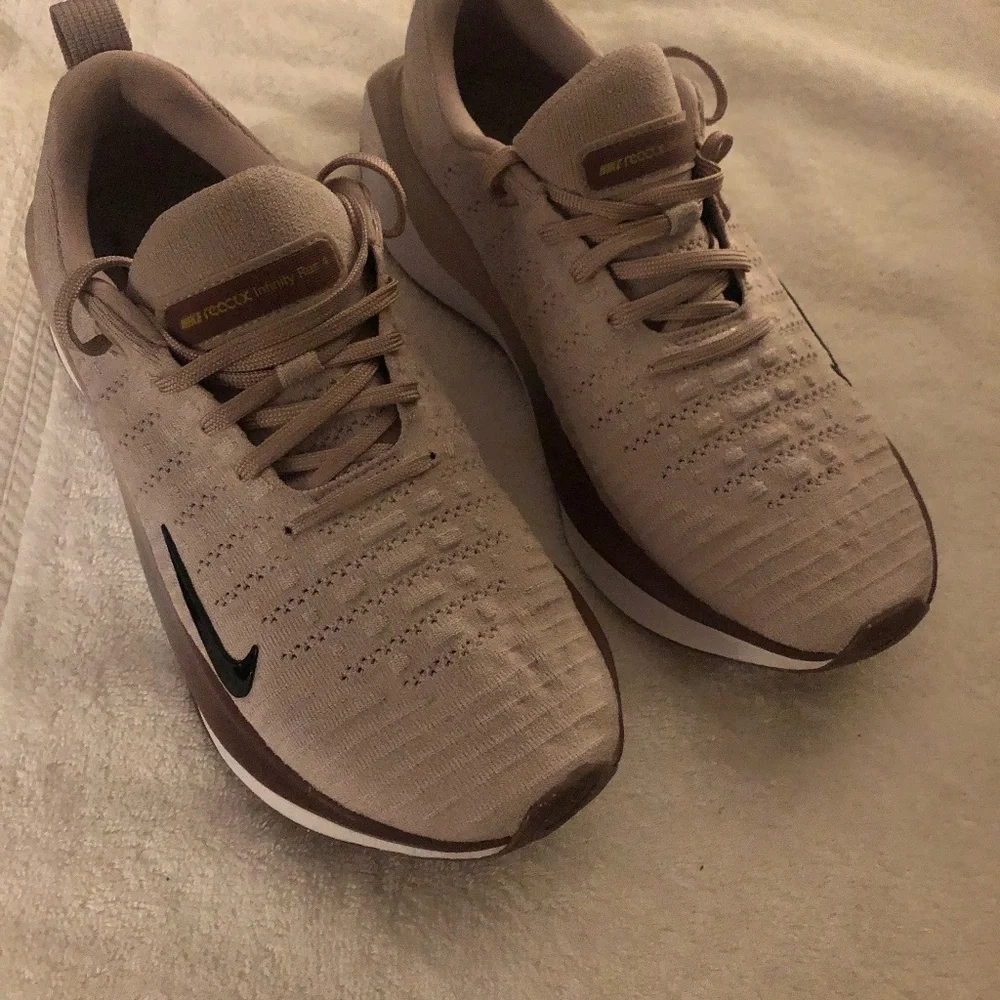 Nike Women’s Reactx Infinity Run 4 Shoes, platinum, color violet/black/smokey